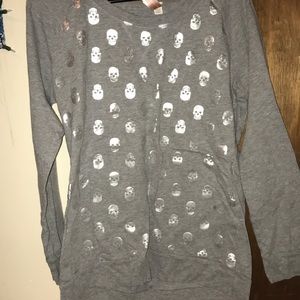 Gray shirt w/ skulls